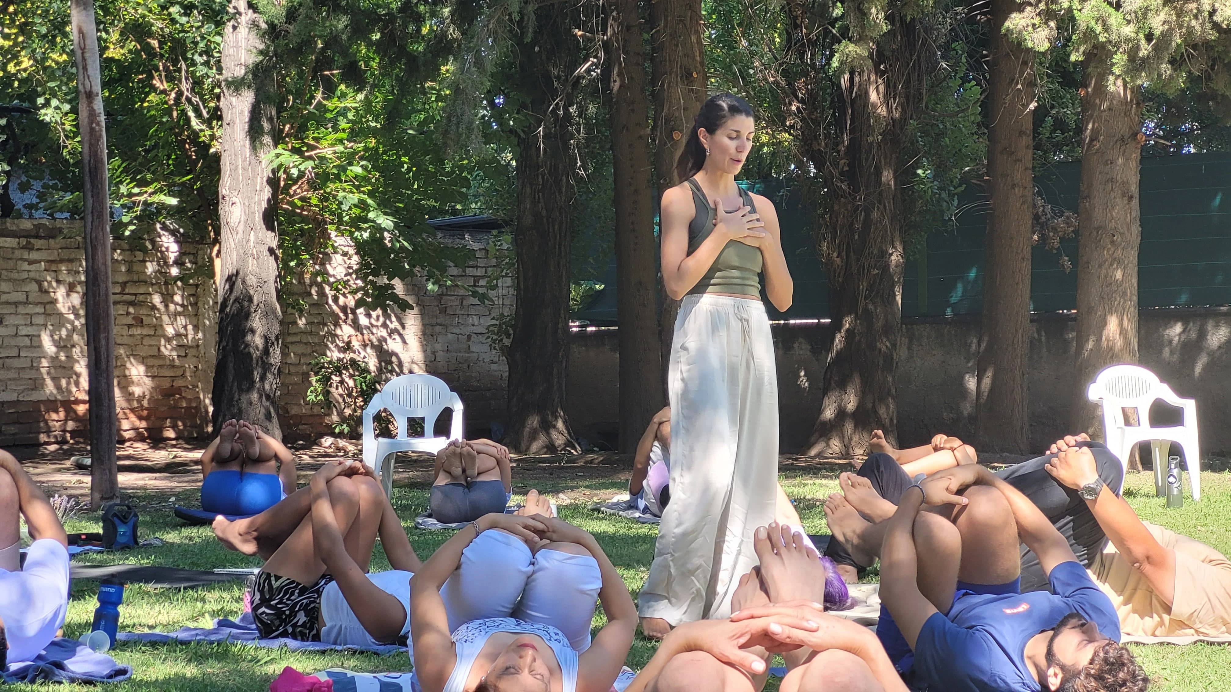 Detalle de altar con elementos rituales durante un taller