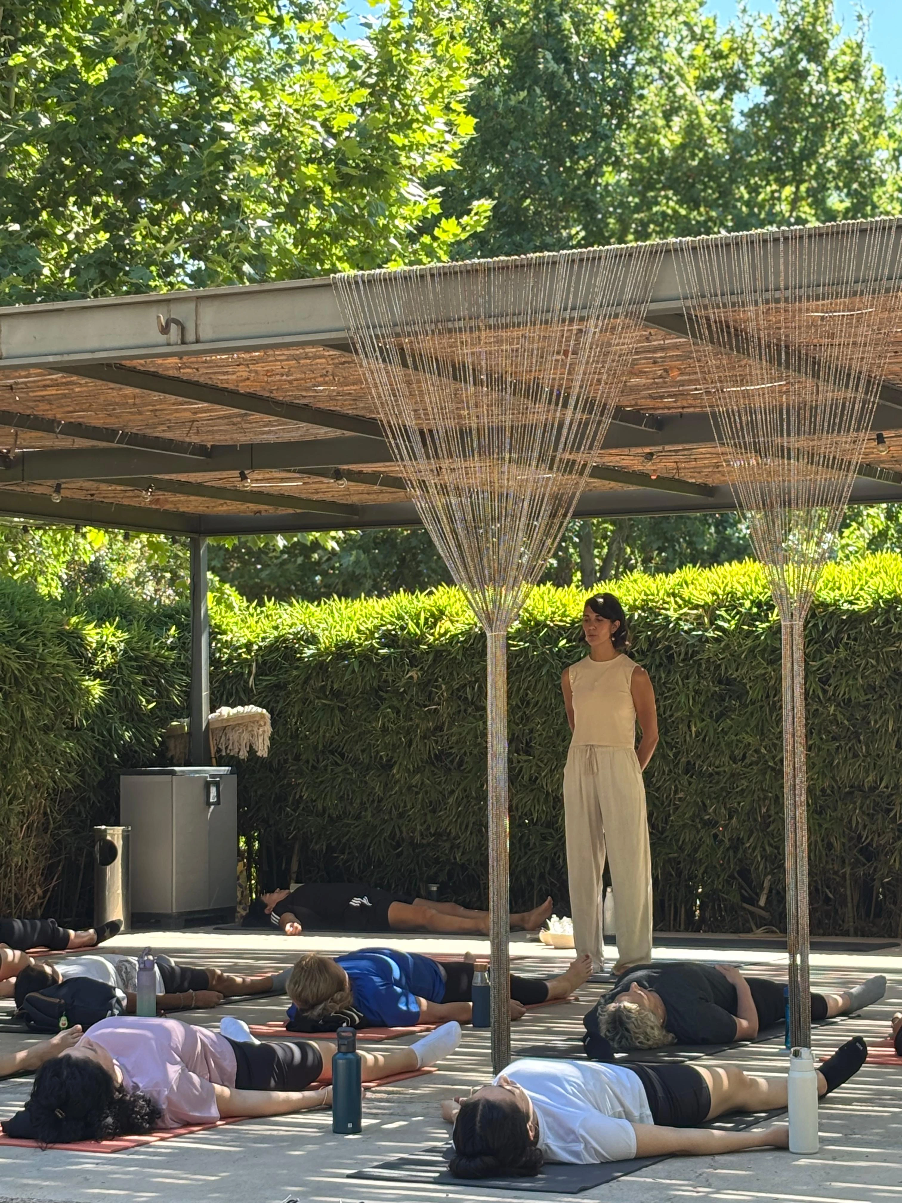 Círculo de mujeres al aire libre en un deck de madera